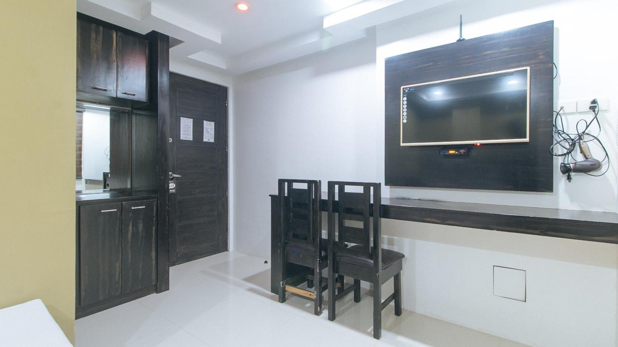 Hotel Reddoorz At Jqv Camarin 3*