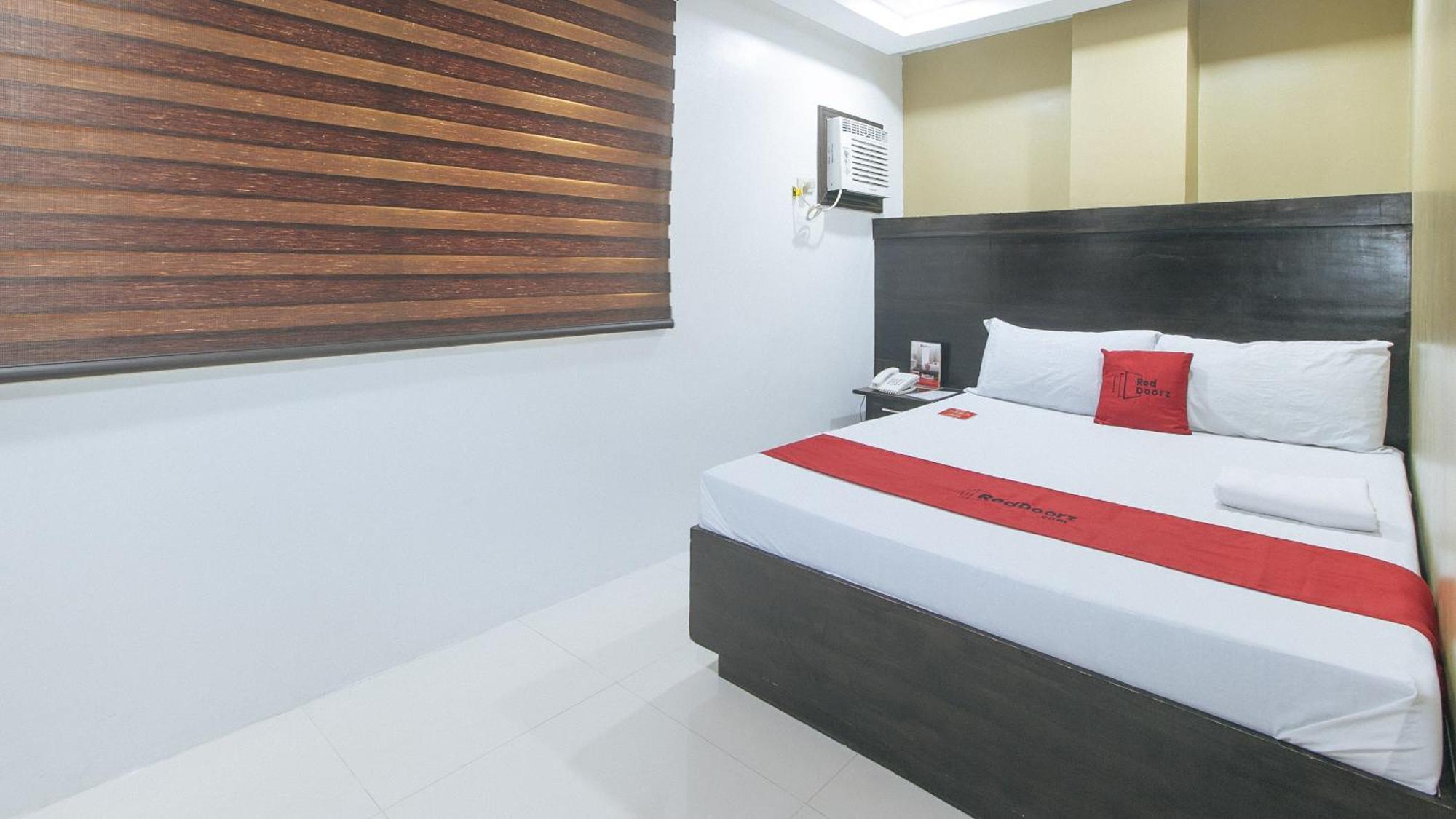 Hotel Reddoorz At Jqv Camarin 3*