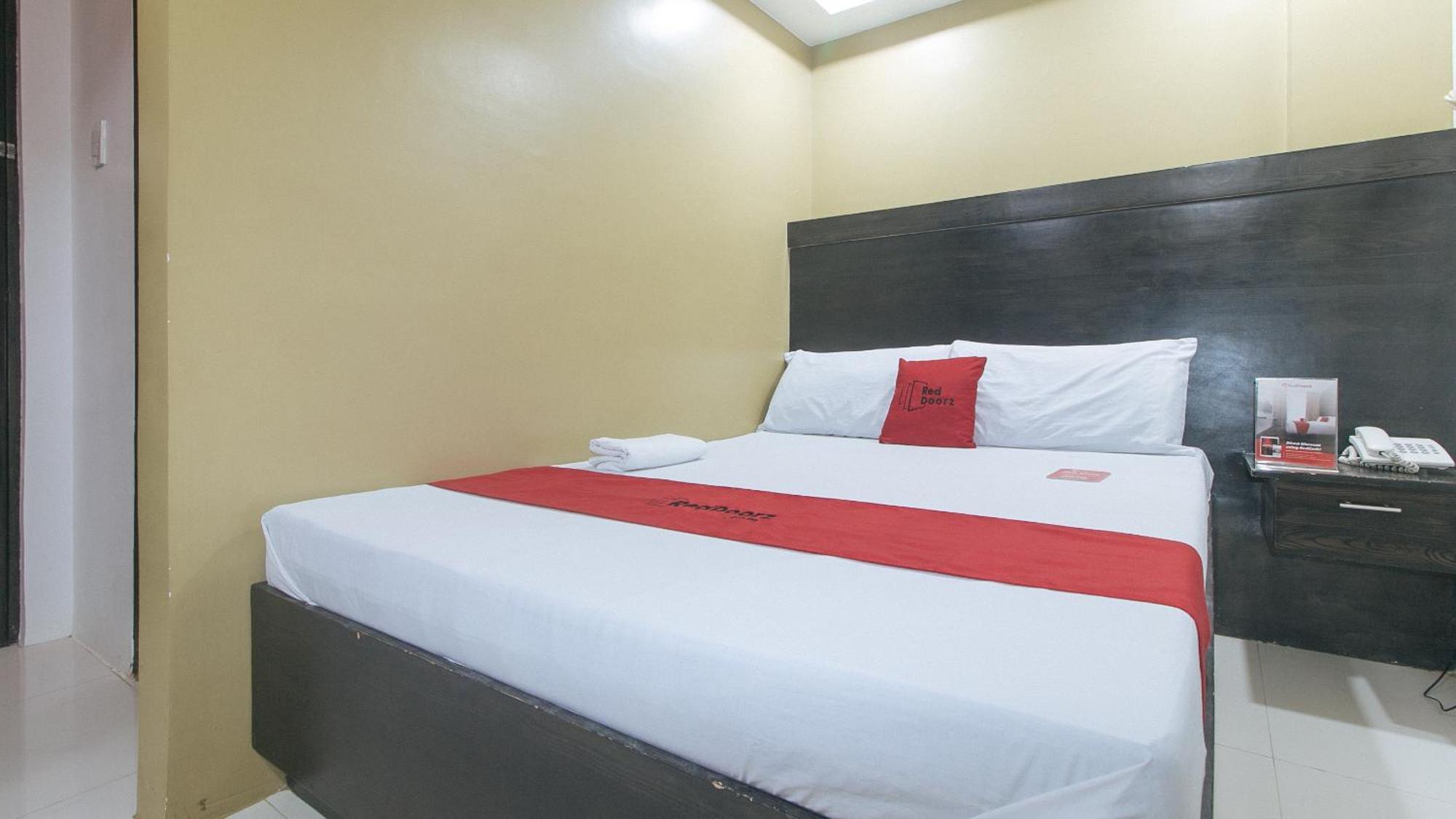 Reddoorz At Jqv Camarin Hotel Manila
