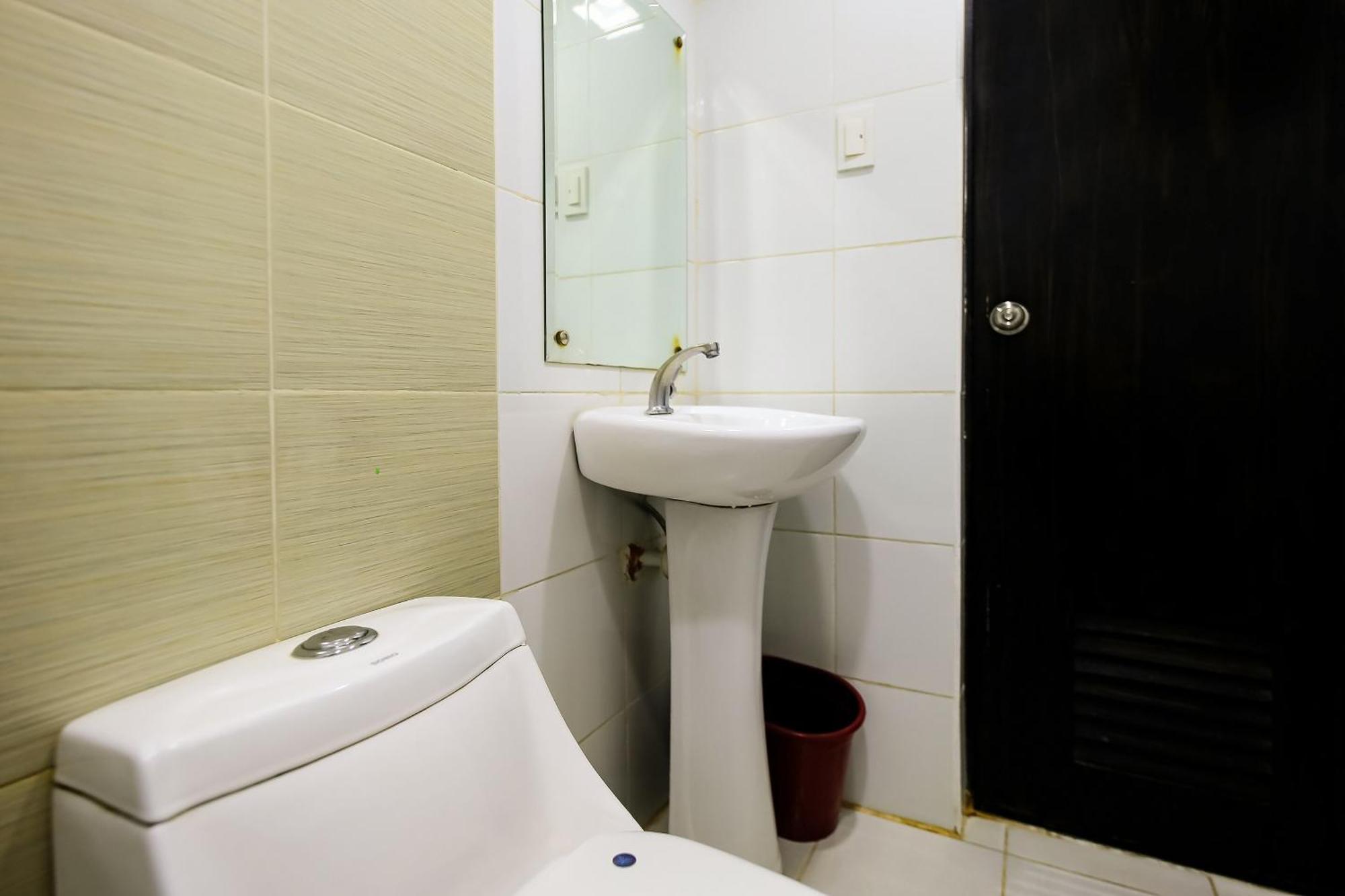 Hotel Reddoorz At Jqv Camarin Manila