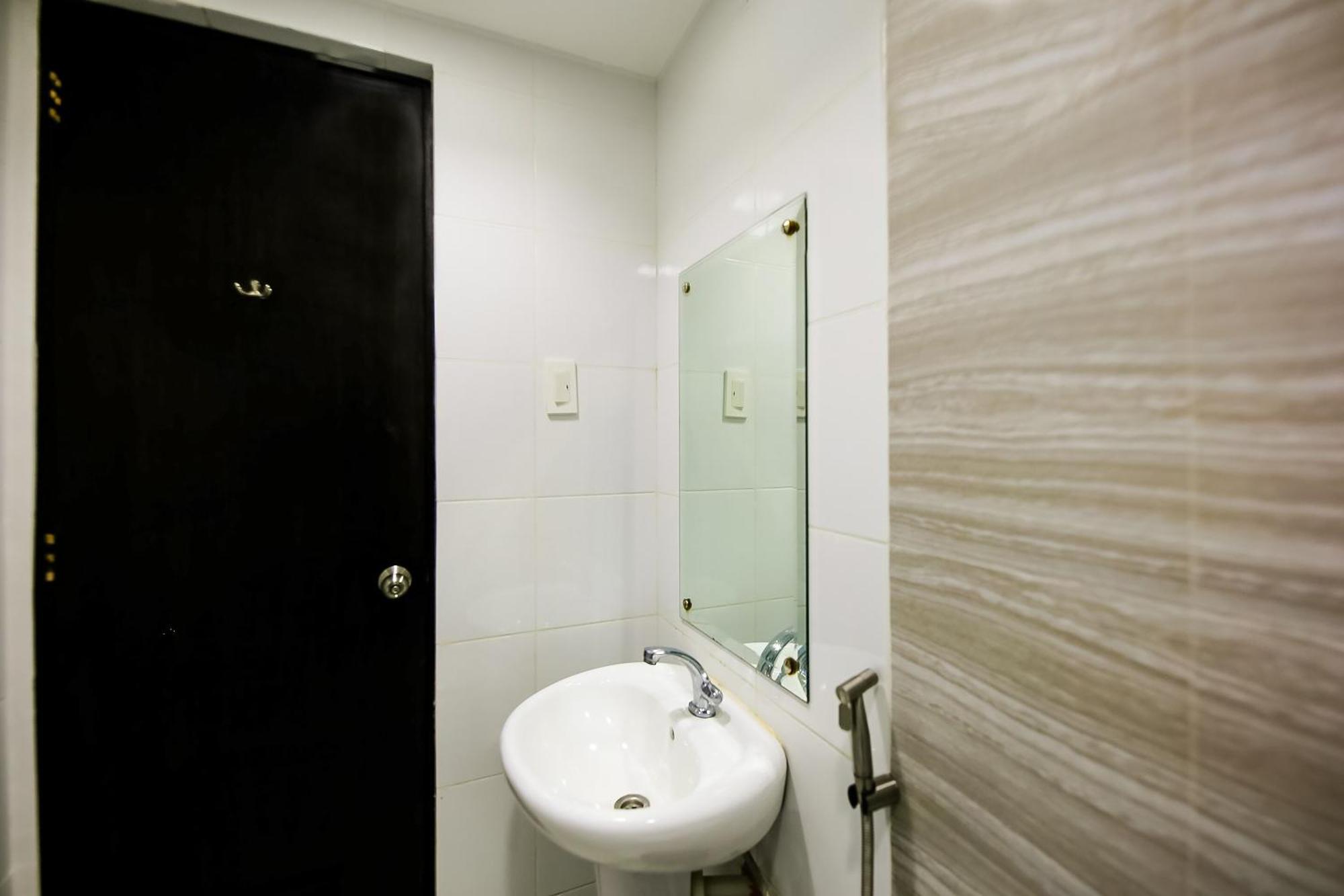 Reddoorz At Jqv Camarin Manila