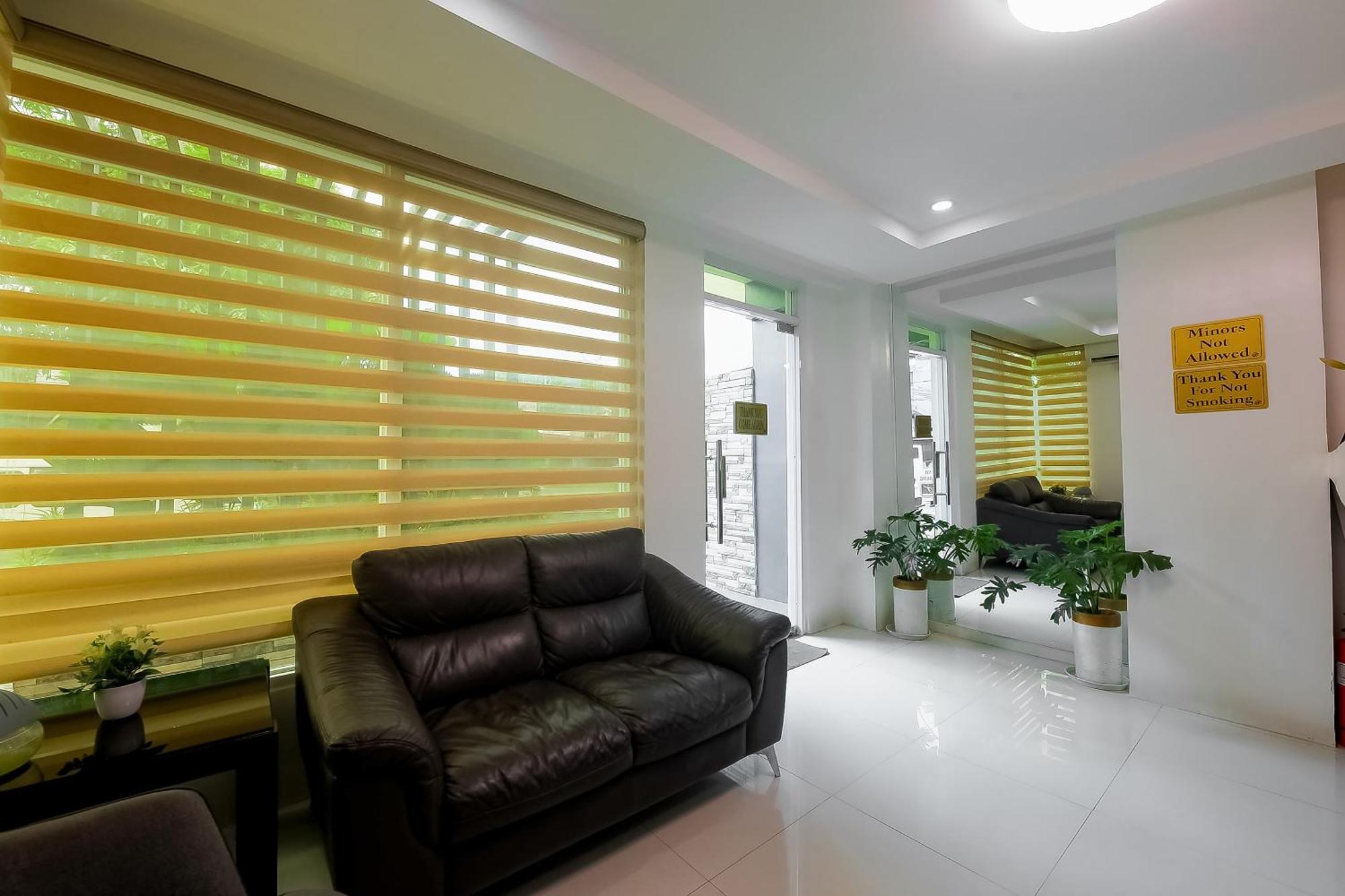 Hotel Reddoorz At Jqv Camarin 3*