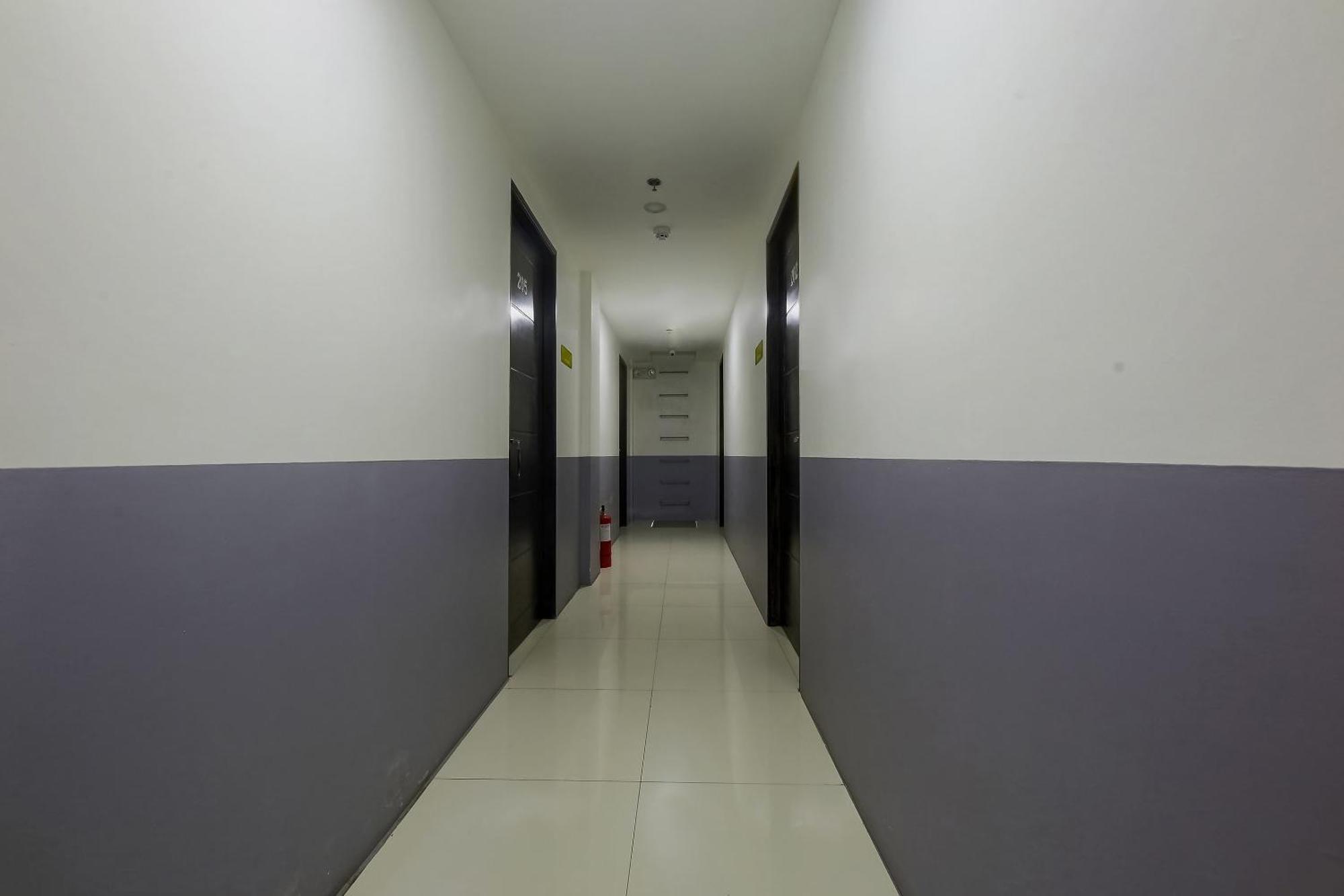 Hotel Reddoorz At Jqv Camarin 3*