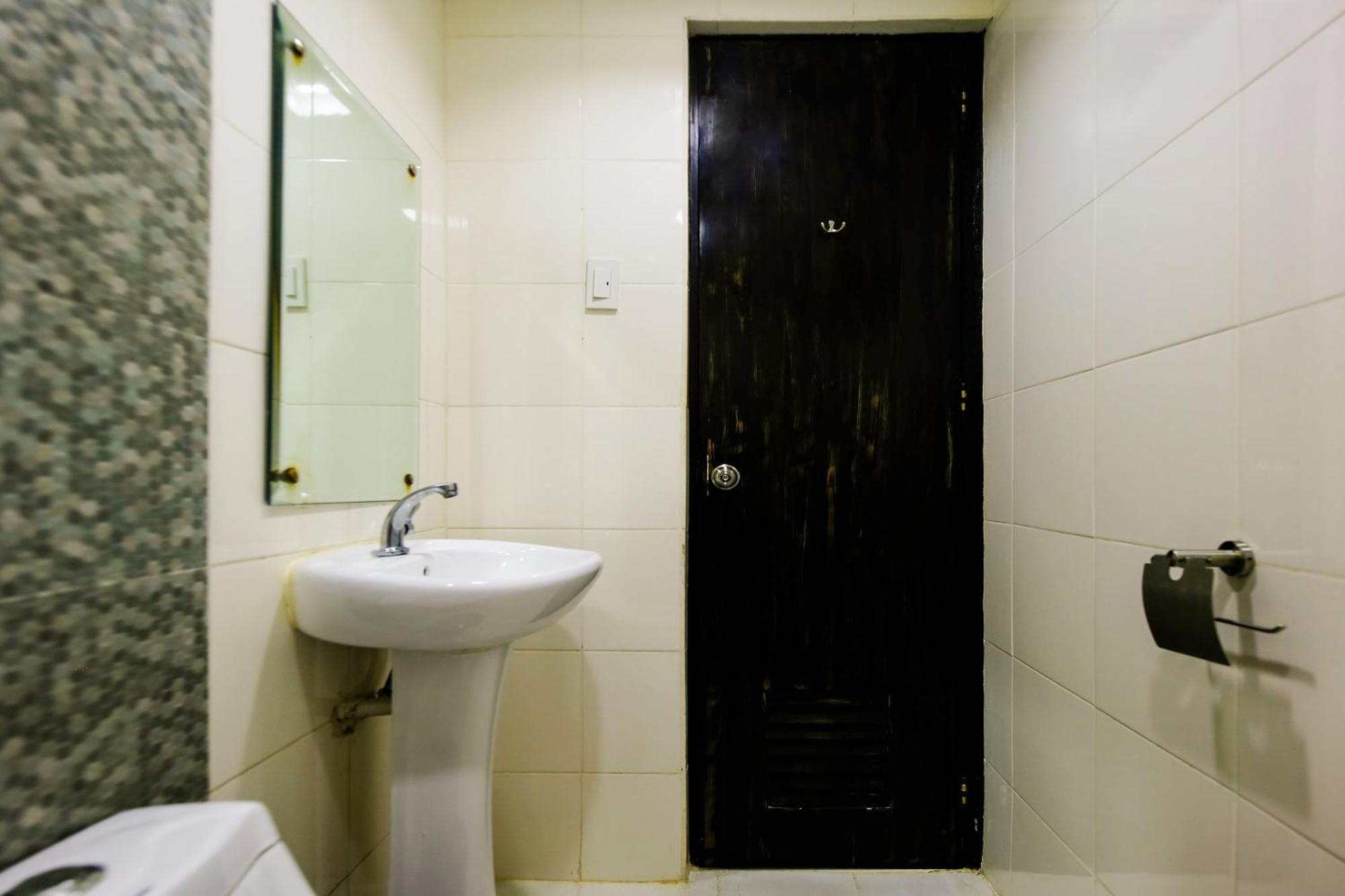 Reddoorz At Jqv Camarin Hotel Manila